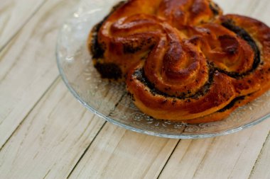 bir fincan çay, kamera, tarçın, baharat, kek, süt ile masada pişirme