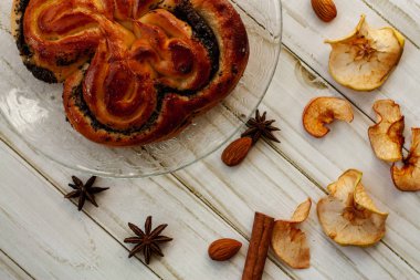 bir fincan çay, kamera, tarçın, baharat, kek, süt ile masada pişirme