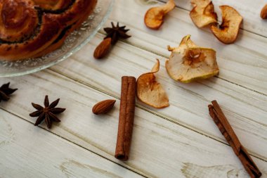 bir fincan çay, kamera, tarçın, baharat, kek, süt ile masada pişirme