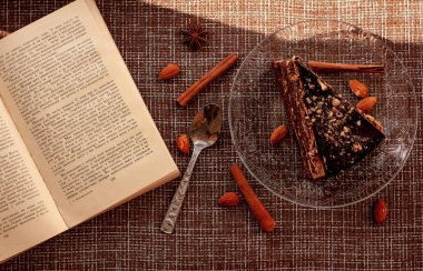 bir fincan çay, kamera, tarçın, baharat, kek, süt ile masada pişirme