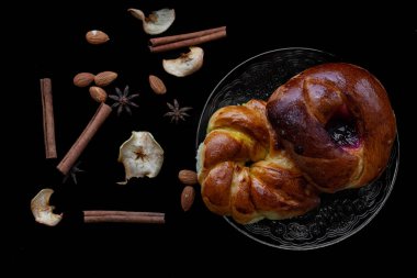 bir fincan çay, kamera, tarçın, baharat, kek, süt ile masada pişirme