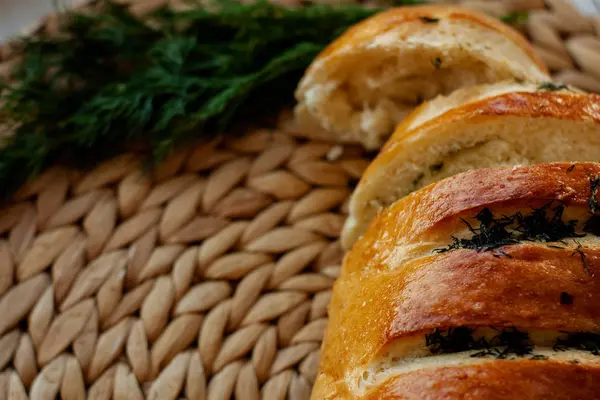 ขนมป งบนโต ะพร อมถ วยชา อบเชย เคร องปร งรส ขนมป — ภาพถ่ายสต็อก