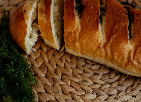 ขนมป งบนโต ะพร อมถ วยชา อบเชย เคร องปร งรส ขนมป — ภาพถ่ายสต็อก