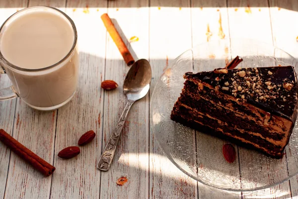 Bakning Bordet Med Kopp Kamera Kanel Kryddor Tårta Mjölk — Stockfoto