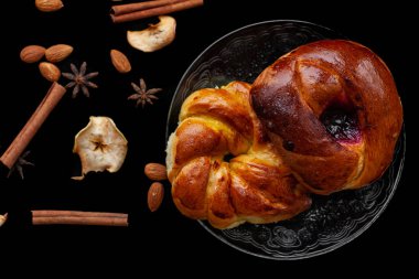 bir fincan çay, kamera, tarçın, baharat, kek, süt ile masada pişirme