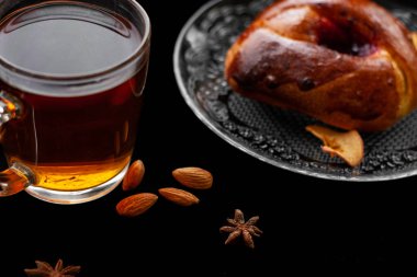 bir fincan çay, kamera, tarçın, baharat, kek, süt ile masada pişirme