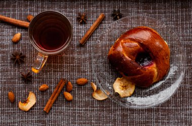 masada bir fincan çay, kamera, tarçın, baharat pişirme