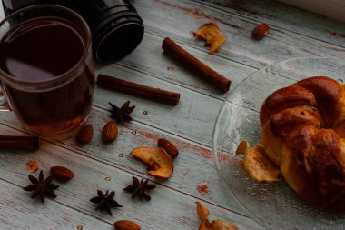 masada bir fincan çay, kamera, tarçın, baharat pişirme