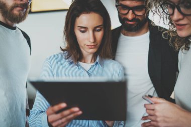 Çalışma süreci fotoğraf. Grup Genç iş elektronik becerikli alet birlikte modern ofis çatı katında kullanma