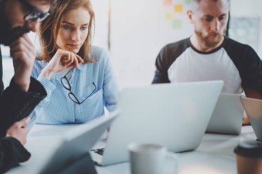 İş toplantı kavramı. İş planları, dizüstü bilgisayar kullanarak analiz. Arka plan bulanık. Yatay.