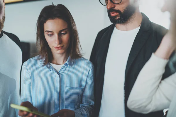 Coworkers business meeting concept. junge frauen halten mobile smartphone hand und diskutieren news mit ihren kolleginnen. beschnitten. — Stockfoto