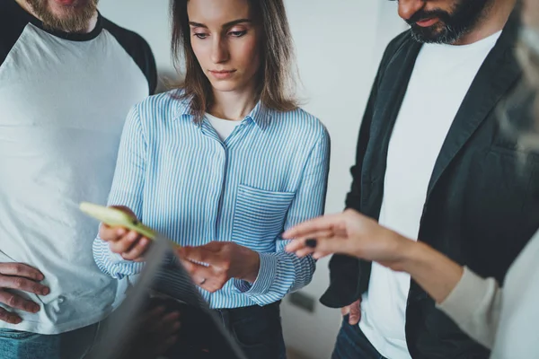 Collega's vergadering bedrijfsconcept. Jonge vrouwen die houden van mobiele telefoon nieuws van de hand en discussie met haar collega 's. — Stockfoto