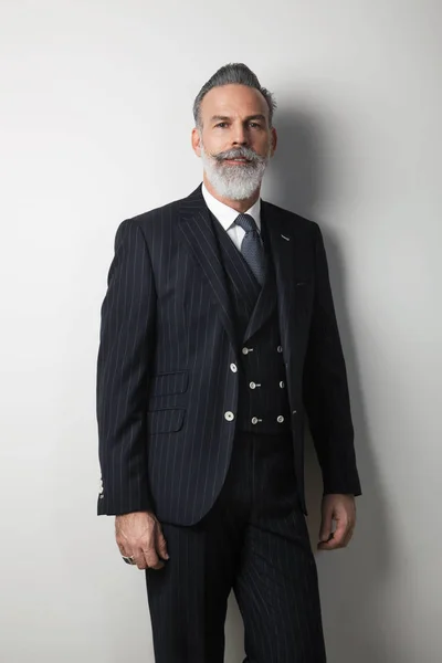 Portrait de gentleman d'âge moyen barbu confiant portant un costume tendance sur fond blanc vide. Prise de vue. Vertical — Photo