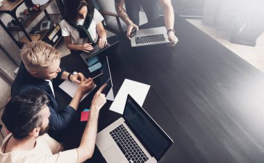 İşletme uzmanları çalışma anlarda. Grup Genç kendinden emin coworking insan ise harcama zaman ofiste bilgisayar kullanarak veri çözümleme.