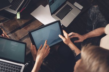 Başarılı iş ekibi iş başında. Grup laptop ile çalışma ve birlikte yaratıcı ofisinde iletişim genç iş adamları