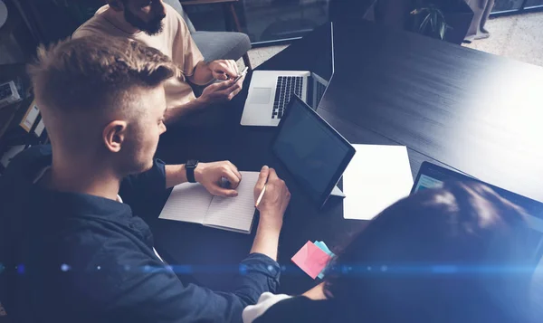 Equipo de compañeros de trabajo en el trabajo. Grupo de jóvenes empresarios en ropa casual de moda trabajando juntos en una oficina creativa — Foto de Stock