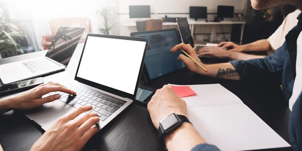 Équipe d'affaires réussie au travail. Groupe de jeunes gens d'affaires travaillant avec un ordinateur portable et communiquant ensemble dans un bureau créatif — Photo