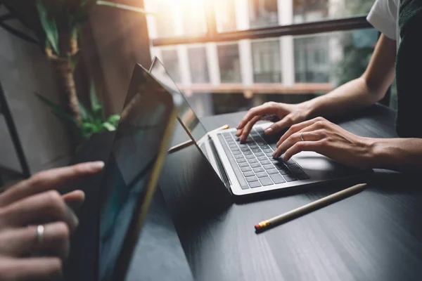 Mani donna digitando sulla tastiera del computer portatile in ufficio . — Foto Stock