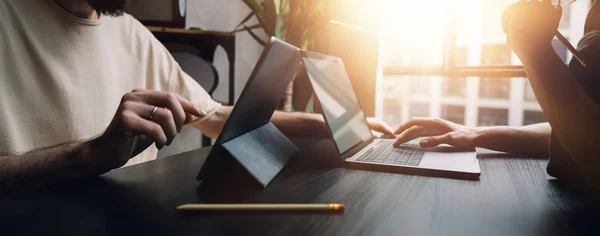 Equipo de negocios exitoso en el trabajo. Grupo de jóvenes empresarios que trabajan con ordenador portátil y se comunican en una oficina creativa — Foto de Stock