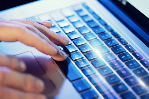 Erkek el laptop klavye ofiste yazarak closeup. Görsel efektler, fişekleri.