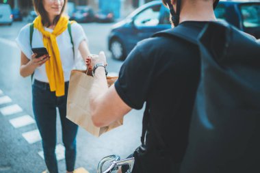 Bisiklet ile erkek kurye yok adı alışveriş çantası istemciye teslim. Kurye teslimat yemek servisi evde.