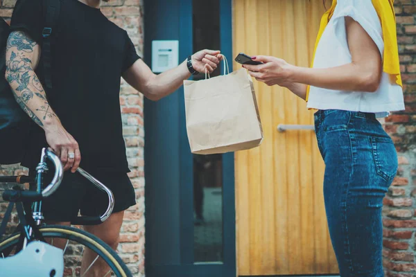 Anonimo servizio di consegna bici ristorazione a casa. Uomo corriere consegnato l'ordine senza nome borsa con cibo — Foto Stock