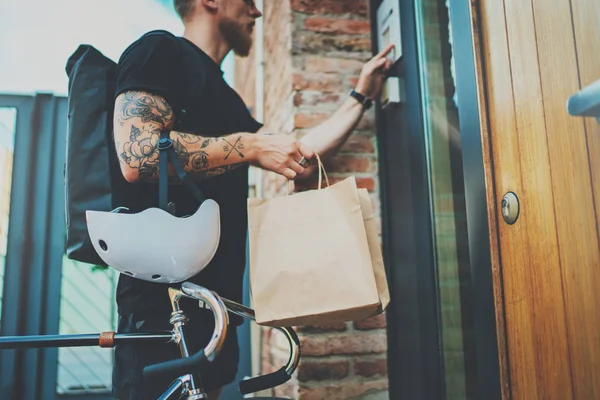 Courier levering foodservice thuis. Bebaarde Man courier geleverd de volgorde geen naam tas met voedsel — Stockfoto