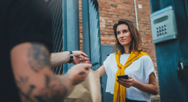 Mannelijke courier met fiets geleverd geen naam boodschappentas aan de client. Courier levering foodservice thuis. — Stockfoto