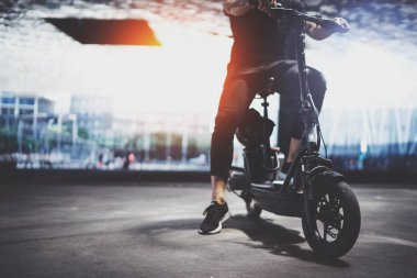 Trendy adam hippi tarafından şehrin elektrikli scooter binmek için hazırlanıyor. Yenilikçi ulaşım.