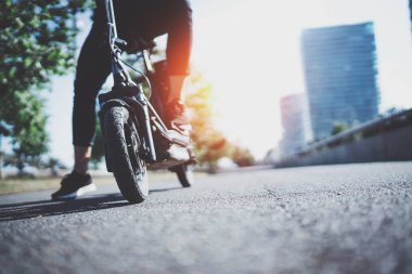 Elektrik kentsel ulaşım. Genç adam tarafından elektrikli scooter binmek kentsel şehri keşfetmek hazır. Geniş. İşaret fişeği