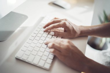 Erkek masaüstü bilgisayar klavye office coworking, modern çalışma yerinde yazarak eller. Arka plan bulanık.