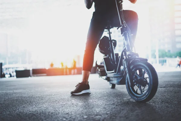 전기 도시 교통입니다. 젊은 남자는 도시의 센터에 그의 전기 스쿠터 자전거를 타고 준비. 혁신적인 전송. — 스톡 사진