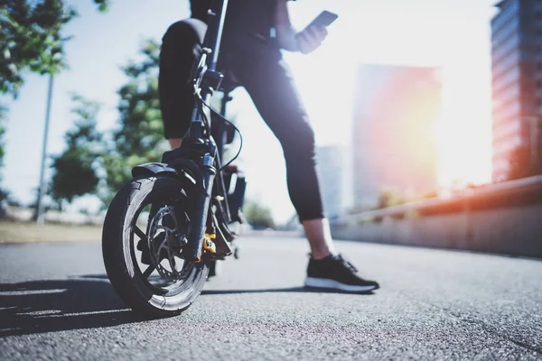Trasporto urbano elettrico.Giovane pronto a guidare la sua moto scooter elettrico nel centro di una città. Trasporti innovativi . — Foto Stock