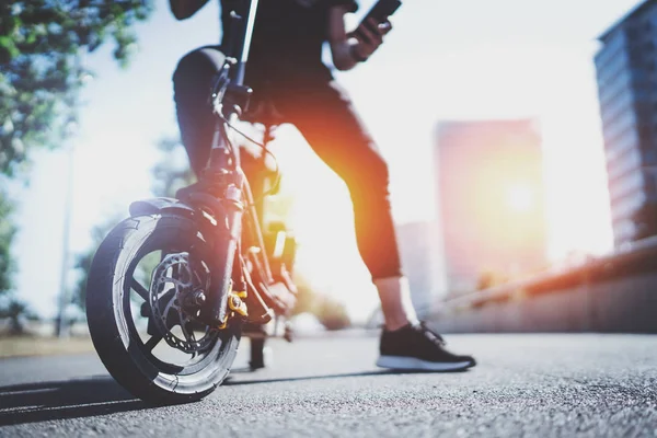 Eldrivna urbana transporter. Ung man redo att rida hans elscootern cykel i centrum av en stad. Innovativa transport. — Stockfoto