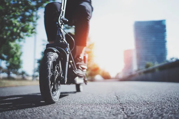 Elektrische stedelijk vervoer. Jonge man klaar rit stedelijke om stad te ontdekken door elektrische scooter. Breed. Flare — Stockfoto