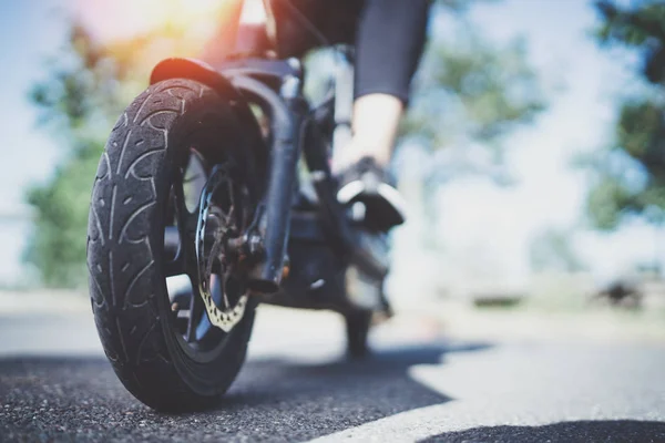 Elektrische stedelijk vervoer. Jonge man klaar rit stedelijke om stad te ontdekken door elektrische scooter. Breed. Flare — Stockfoto