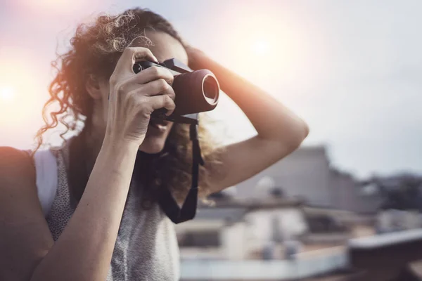 Letni uśmiechający się portret styl życia całkiem młoda kobieta zabawy w mieście w Europie w wieczór z aparat fotograficzny podróży Fotografia fotograf — Zdjęcie stockowe