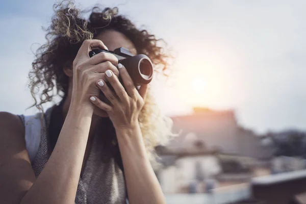 Açık yaz yaşam tarzı şehrin Avrupa'da akşam kamera seyahat fotoğraf fotoğrafçı ile eğleniyor genç ve güzel kadın portresi gülümseyen — Stok fotoğraf