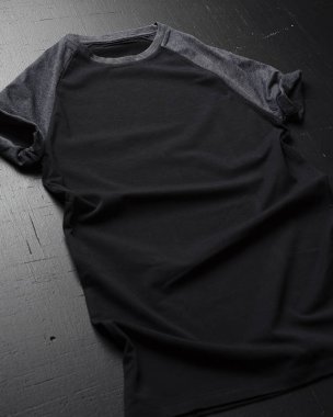 Siyah ahşap masa arka plan üzerinde Vintage katlanmış t-shirt yalan temiz. Amerikan Hipsters retro klasik giyim önden görünümü.