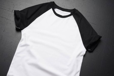 Amerikan Hipsters retro klasik giyim önden görünümü. Siyah ahşap masa arka plan üzerinde temiz vintage katlanmış t-shirt yalan.