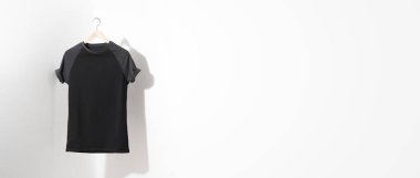 Önden Görünüm Amerikan Hipsters retro klasik tshirt giysi. Vintage t-shirt üzerinde bir askı beyaz arka plan üzerinde asılı boş şablon. Yapıştırma alanı kopyalayın. Geniş format