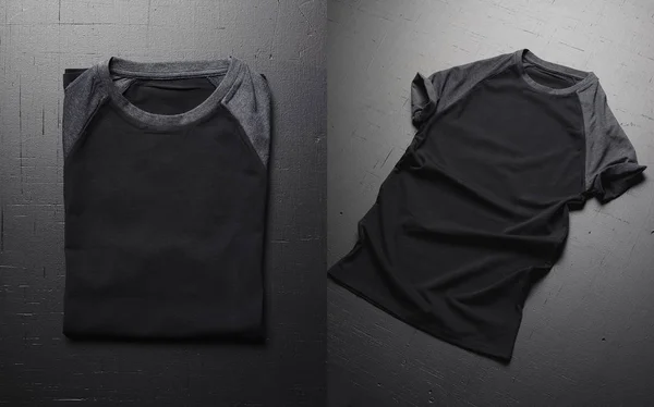 Üres vintage fold t-shirt sötét fa felület háttér. Elölnézet amerikai hippik vintage klasszikus ruhák. — Stock Fotó