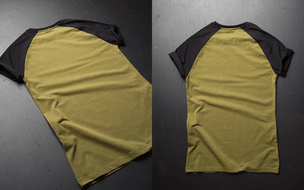Vintage doblar dos colores de algodón T-Shirt ropa maqueta en grunge fondo de madera oscura. Vista trasera —  Fotos de Stock