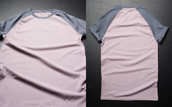 Пустые винтажные футболки на темном деревянном фоне. Вид спереди и сзади на американскую классическую одежду хипстеров . — стоковое фото