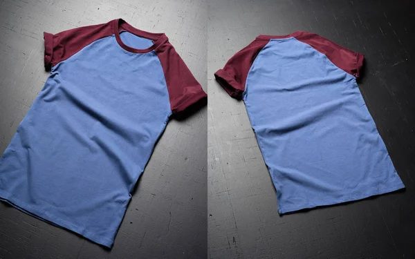 Prázdné vintage skládání trička na tmavém pozadí dřevěných povrchů. Čelní a zadní pohled americké bokovky klasické oblečení. — Stock fotografie
