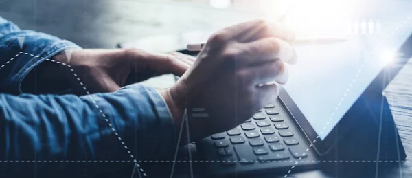 Närbild av manliga händer att skriva på elektroniska tablet tangentbord-dockningsstationen. Affärsman arbetar på kontor och använda elektronisk penna och enhet. Storformat. — Stockfoto