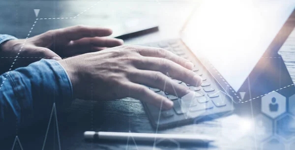 Vista de cerca de las manos masculinas que escriben en la estación electrónica del teclado-muelle de la tableta. Empresario que trabaja en la oficina y utiliza lápiz y dispositivo electrónico. Formato ancho . — Foto de Stock