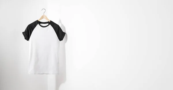 美国希普斯特复古经典 t恤服装的正面视图。白色背景上挂在衣架上的老式 t恤的空白模板。复制粘贴空间。广泛的格式 — 图库照片