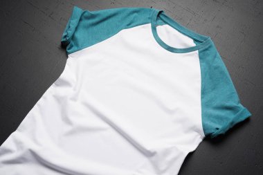 Amerikan Hipsters retro klasik giyim önden görünümü. Siyah ahşap masa arka plan üzerinde temiz vintage katlanmış t-shirt yalan.