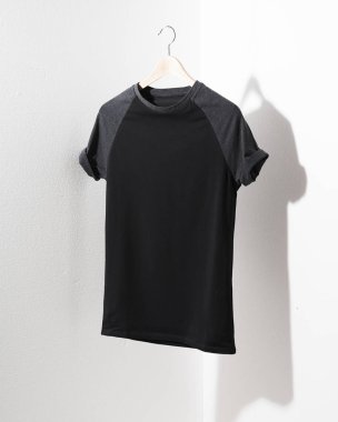 Önden Görünüm Amerikan Hipsters retro klasik tshirt giysi. Vintage t-shirt üzerinde bir askı beyaz arka plan üzerinde asılı boş şablon